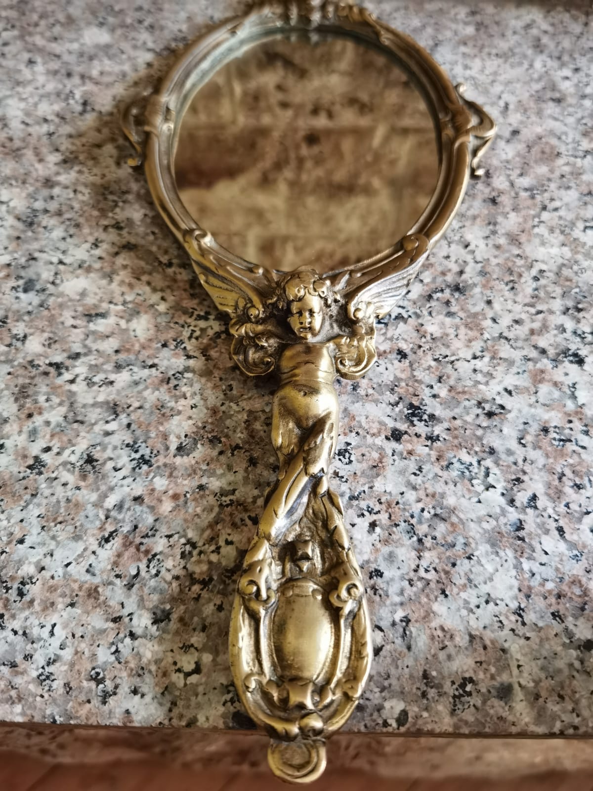 oglinda veche cu decoratiuni din bronz                                                               -                                                                                                   